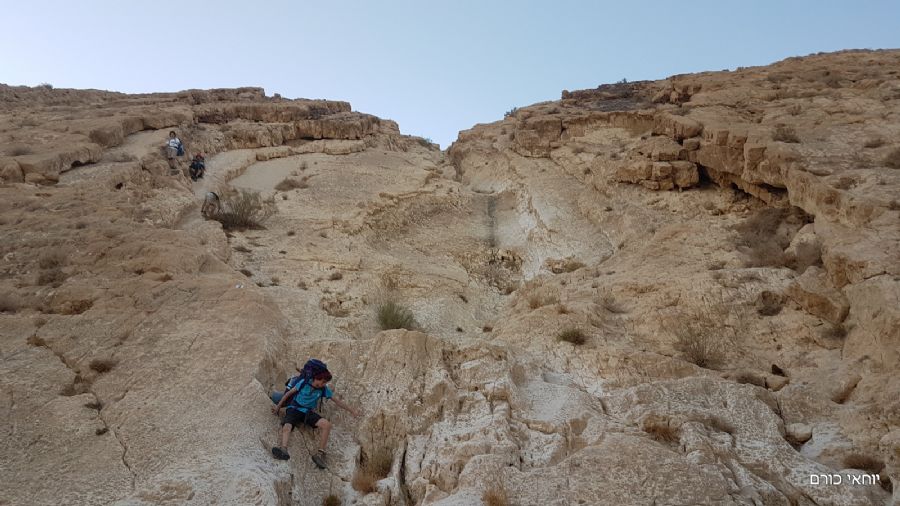 הירידה בין השכבות בנחל תלול